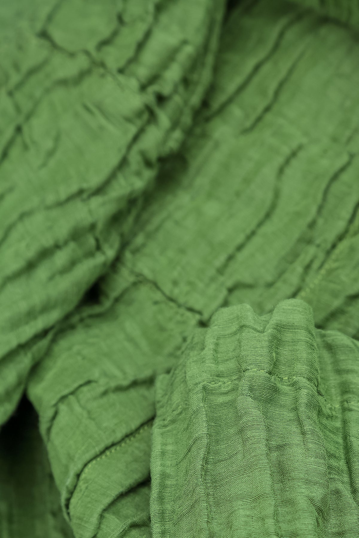 Boxy-Bluse aus Crinkle-Seide und Leinen in Kleeblattgrün
