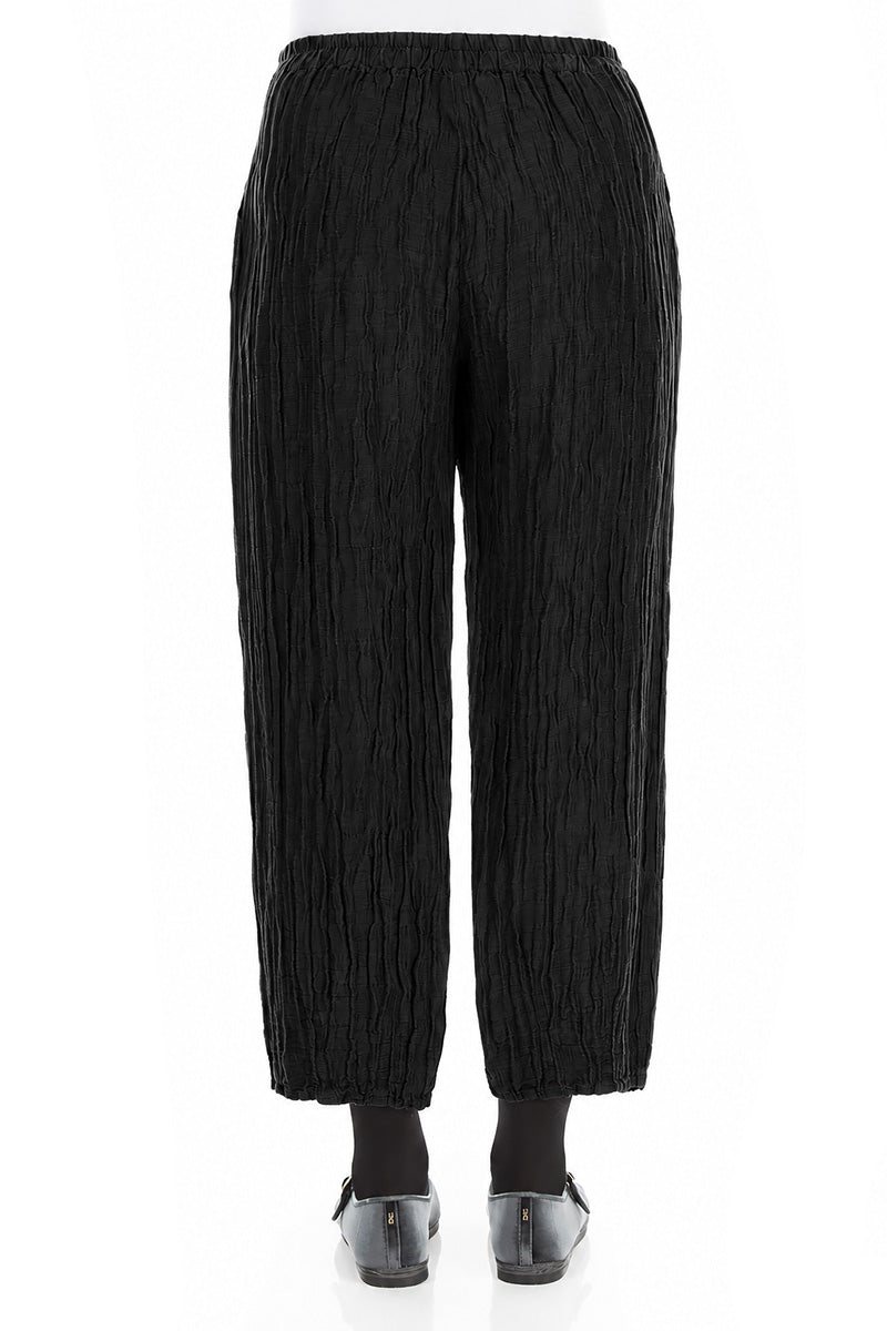 Pantalon fuselé en soie et lin noir froissé
