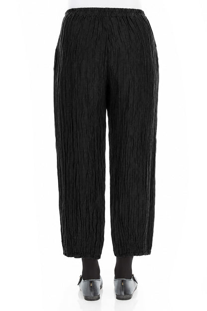 Pantalon fuselé en soie et lin noir froissé