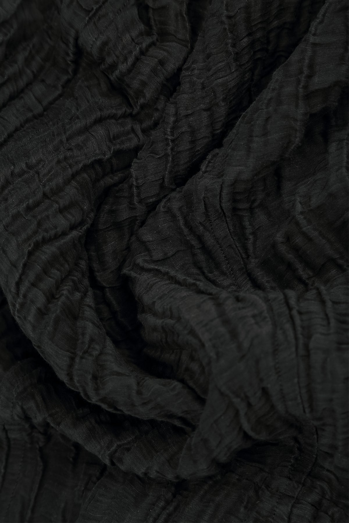Pantalon fuselé en soie et lin noir froissé