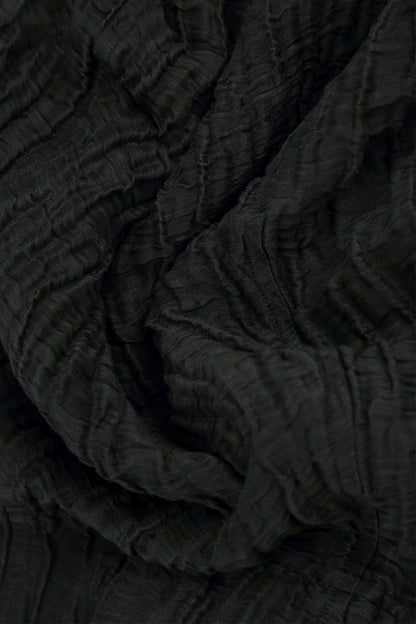 Pantalon fuselé en soie et lin noir froissé