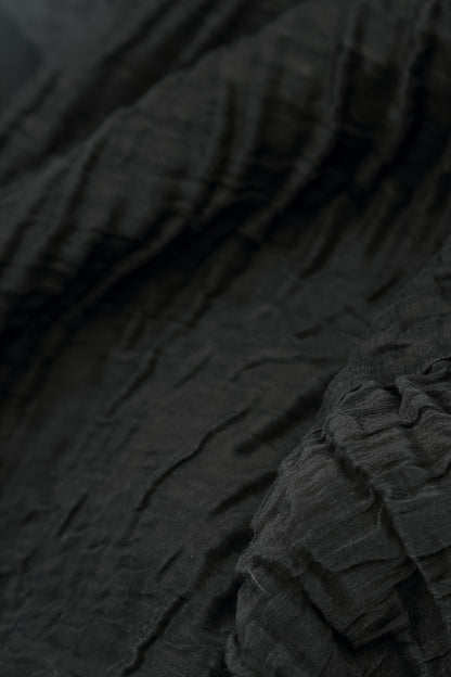 Pantalon fuselé en soie et lin noir froissé