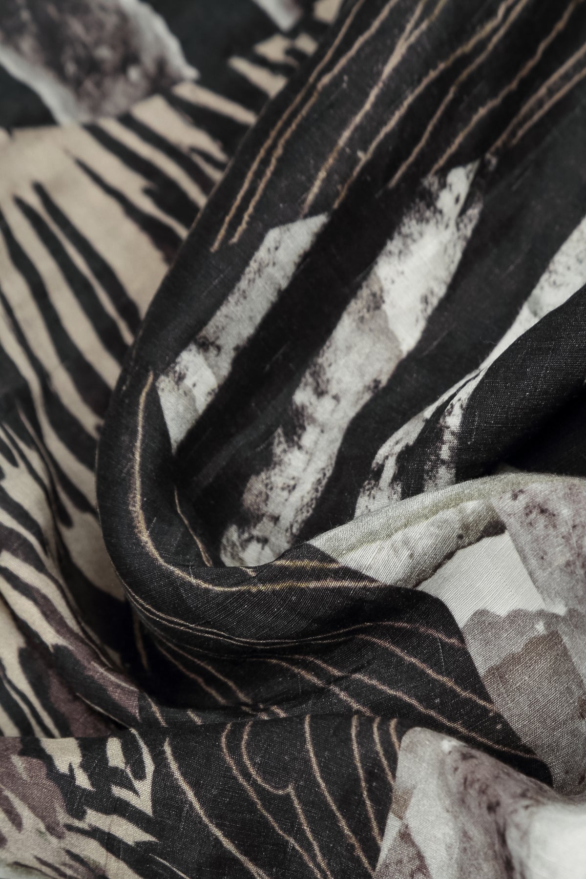 Ausgestellte Tunika aus strukturiertem Wild Ink-Seidenleinen