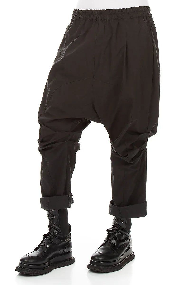 Hosen aus schwarzem Baumwoll-Twill mit Raffungen am Knie