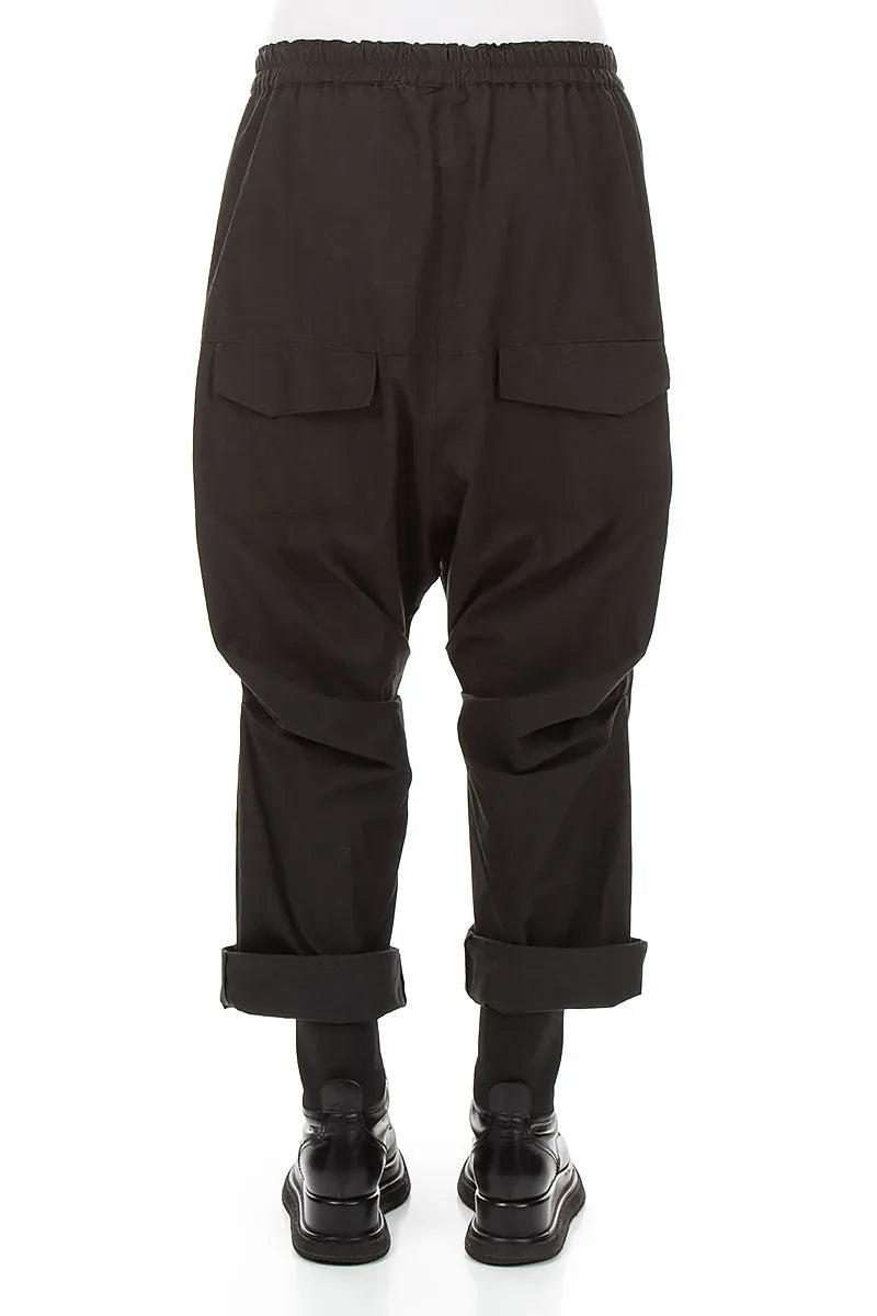 Hosen aus schwarzem Baumwoll-Twill mit Raffungen am Knie