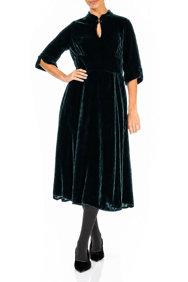 Robe en Velours de Soie Turquoise profond à encolure goutte d’eau