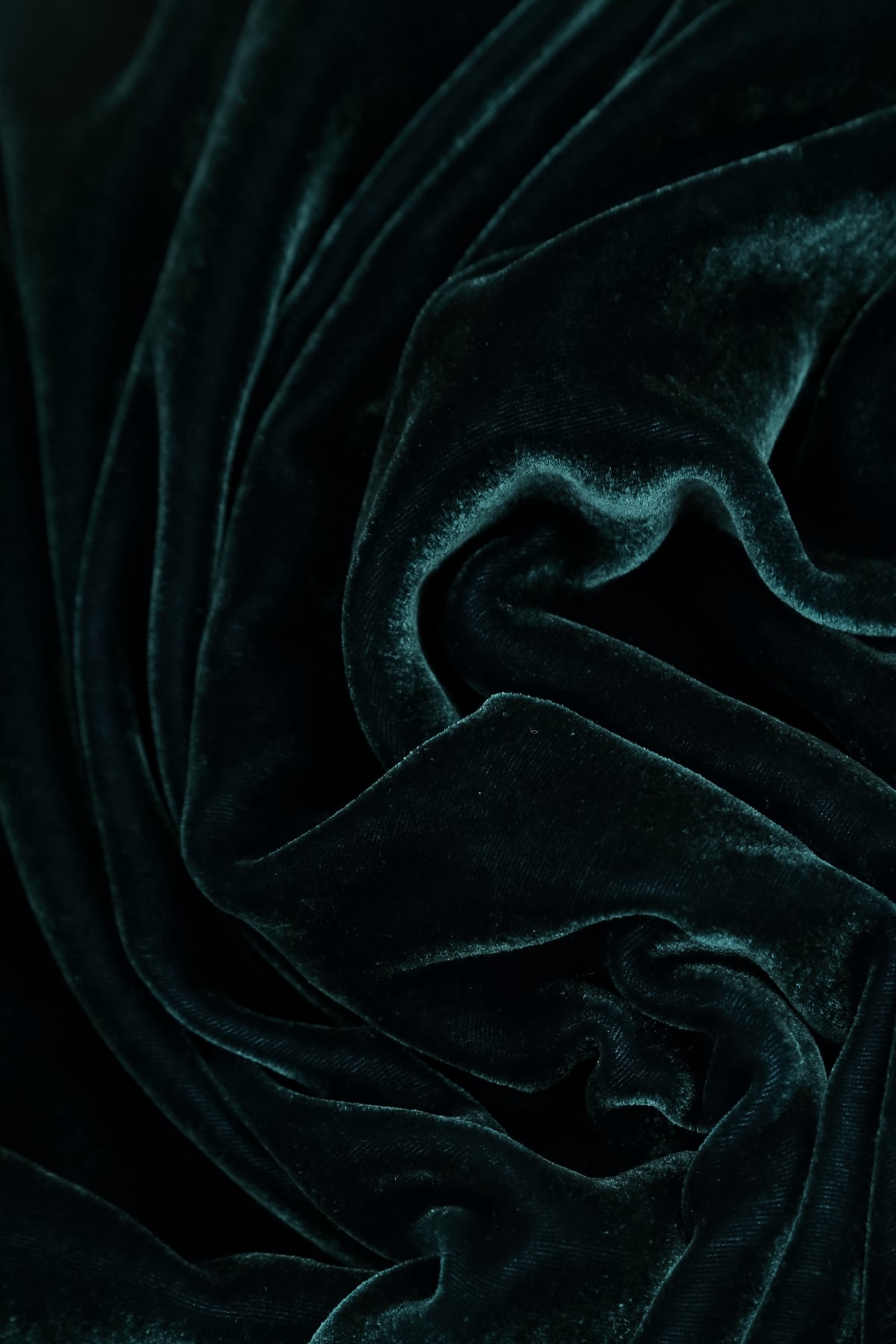 Robe en Velours de Soie Turquoise profond à encolure goutte d’eau
