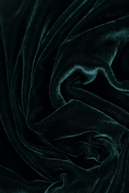 Robe en Velours de Soie Turquoise profond à encolure goutte d’eau