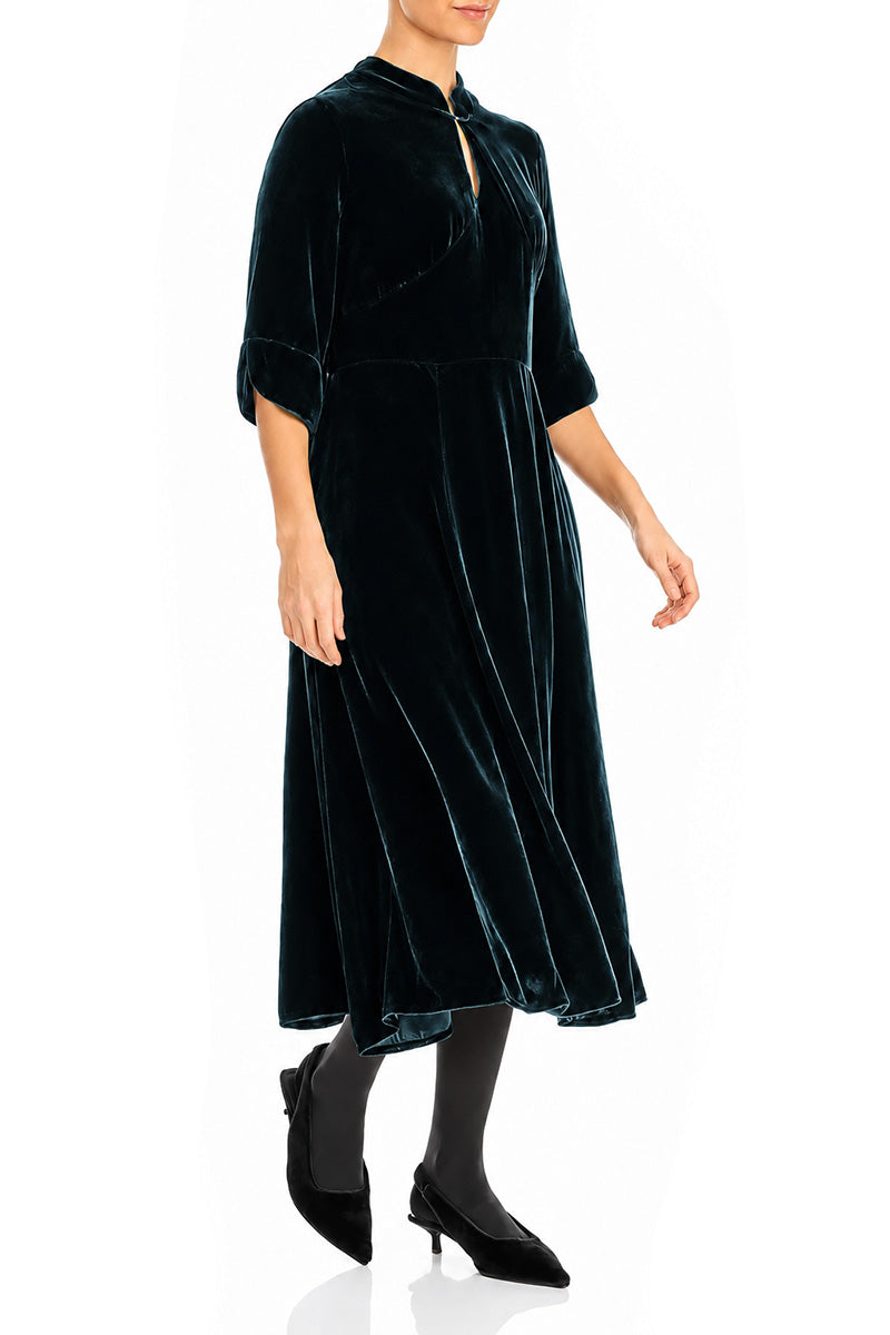 Robe en Velours de Soie Turquoise profond à encolure goutte d’eau