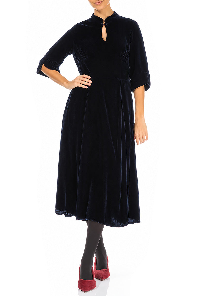 Kleid aus schieferblauem Seidensamt mit Schlüssellochausschnitt