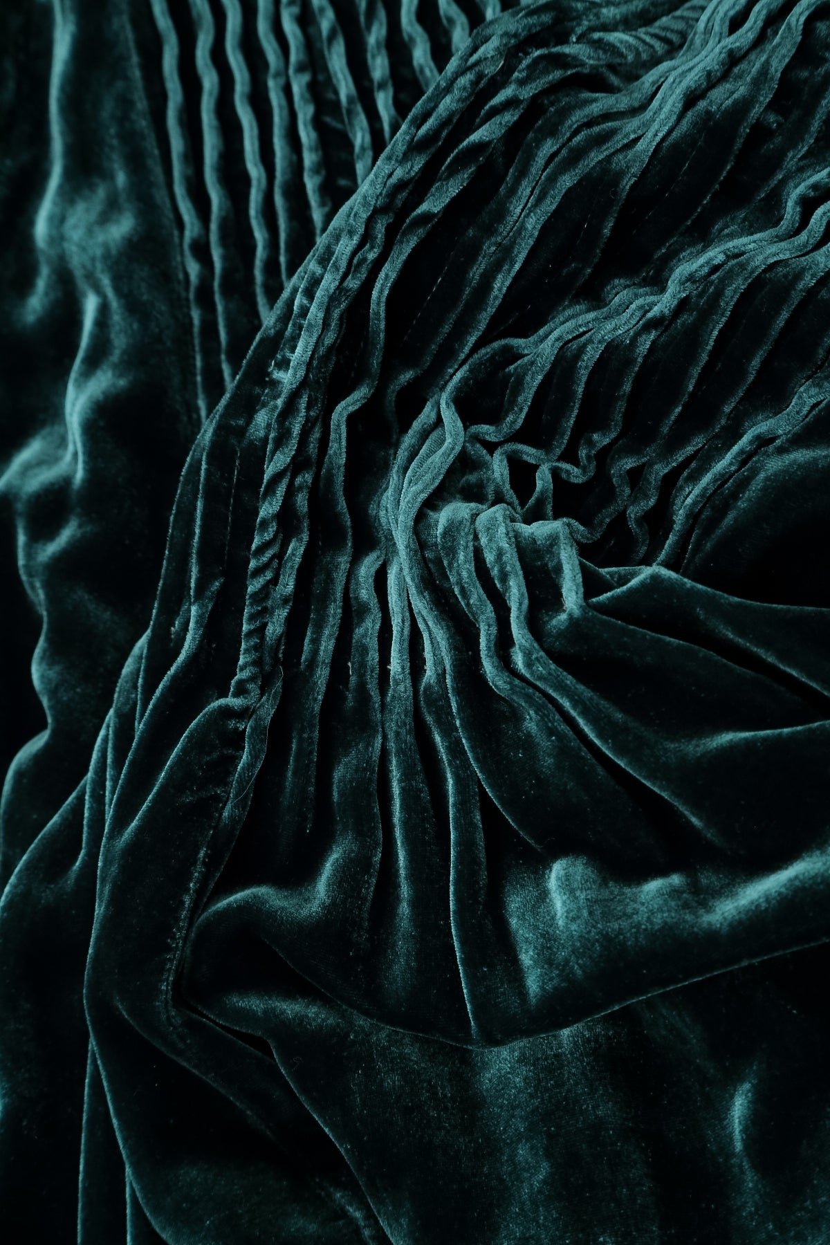 Robe romantique en Velours de Soie Turquoise profond à plis pincés