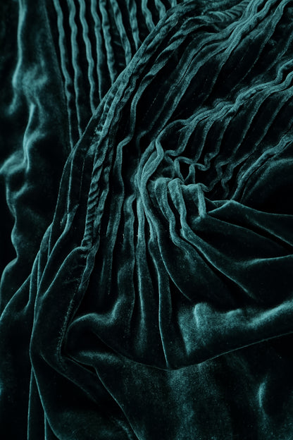 Robe romantique en Velours de Soie Turquoise profond à plis pincés