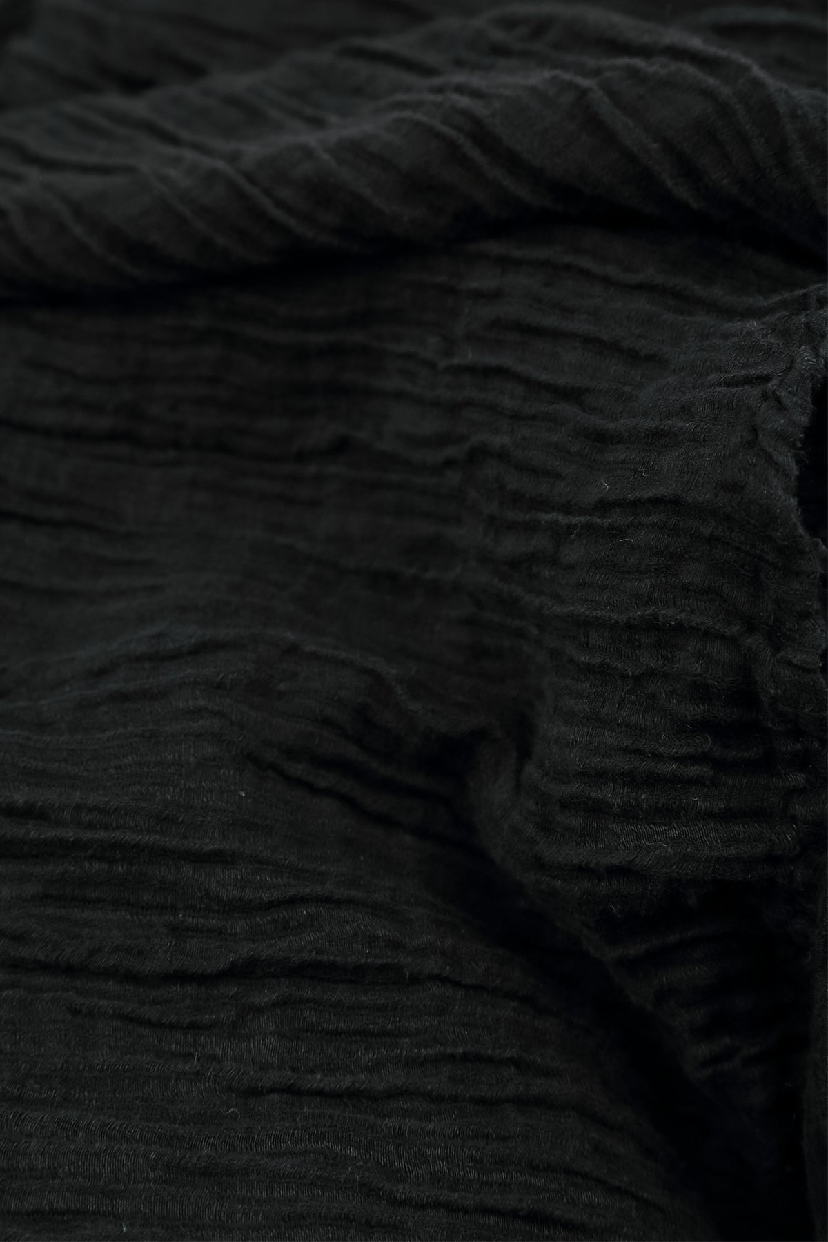 Veste ample ouverte en soie noire froissée