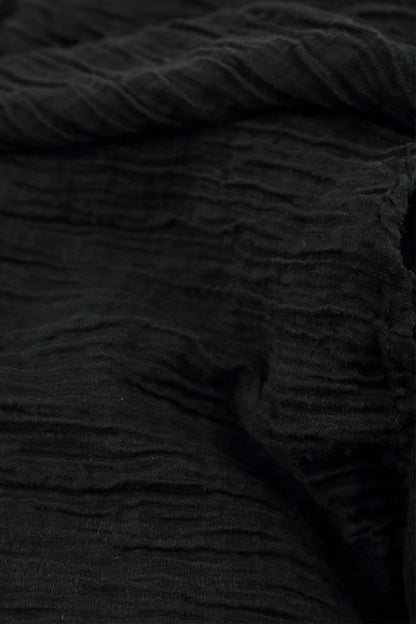 Veste ample ouverte en soie noire froissée