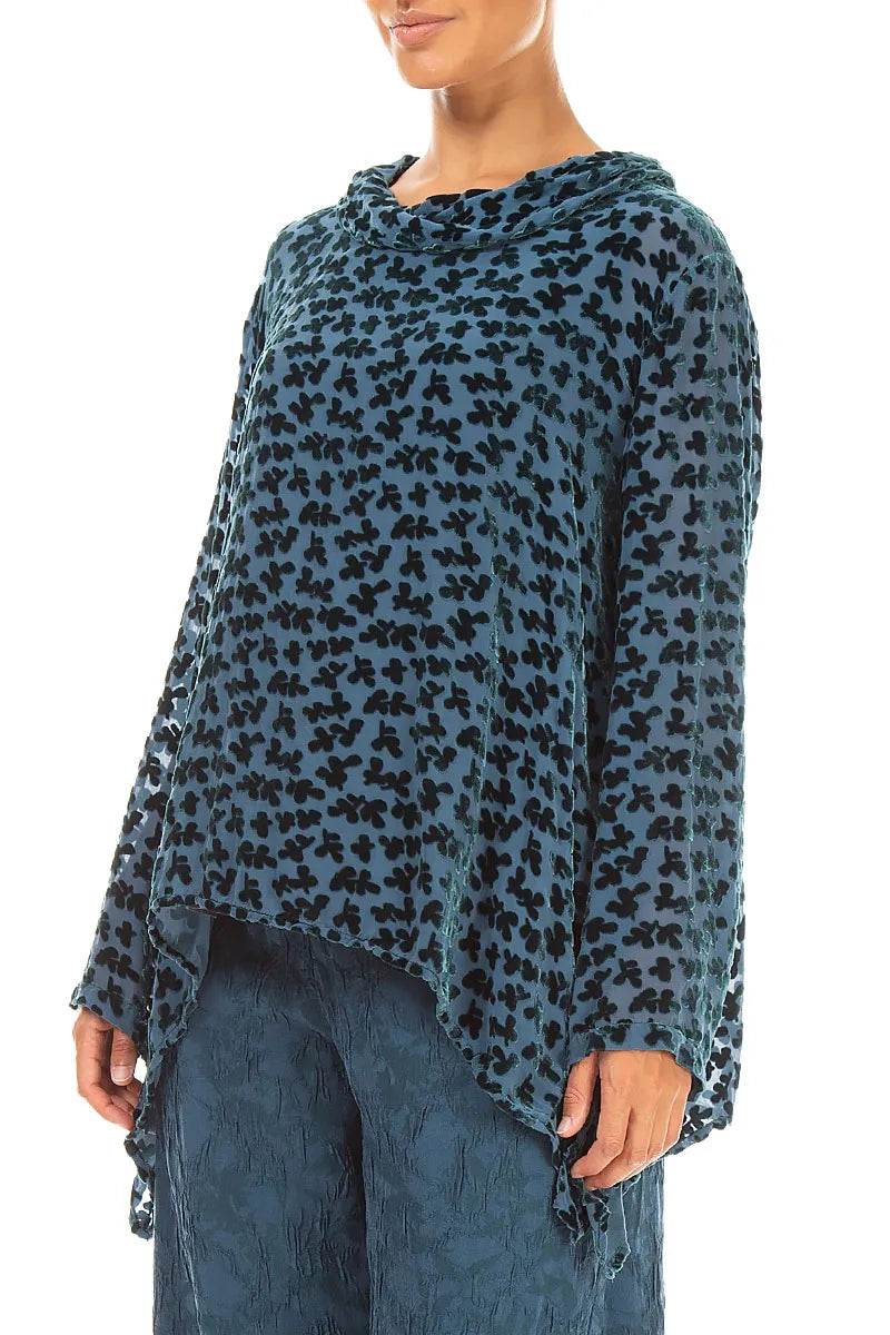 Blouse en Velours de Soie Turquoise profond à col bénitier souple et pétales dévorés
