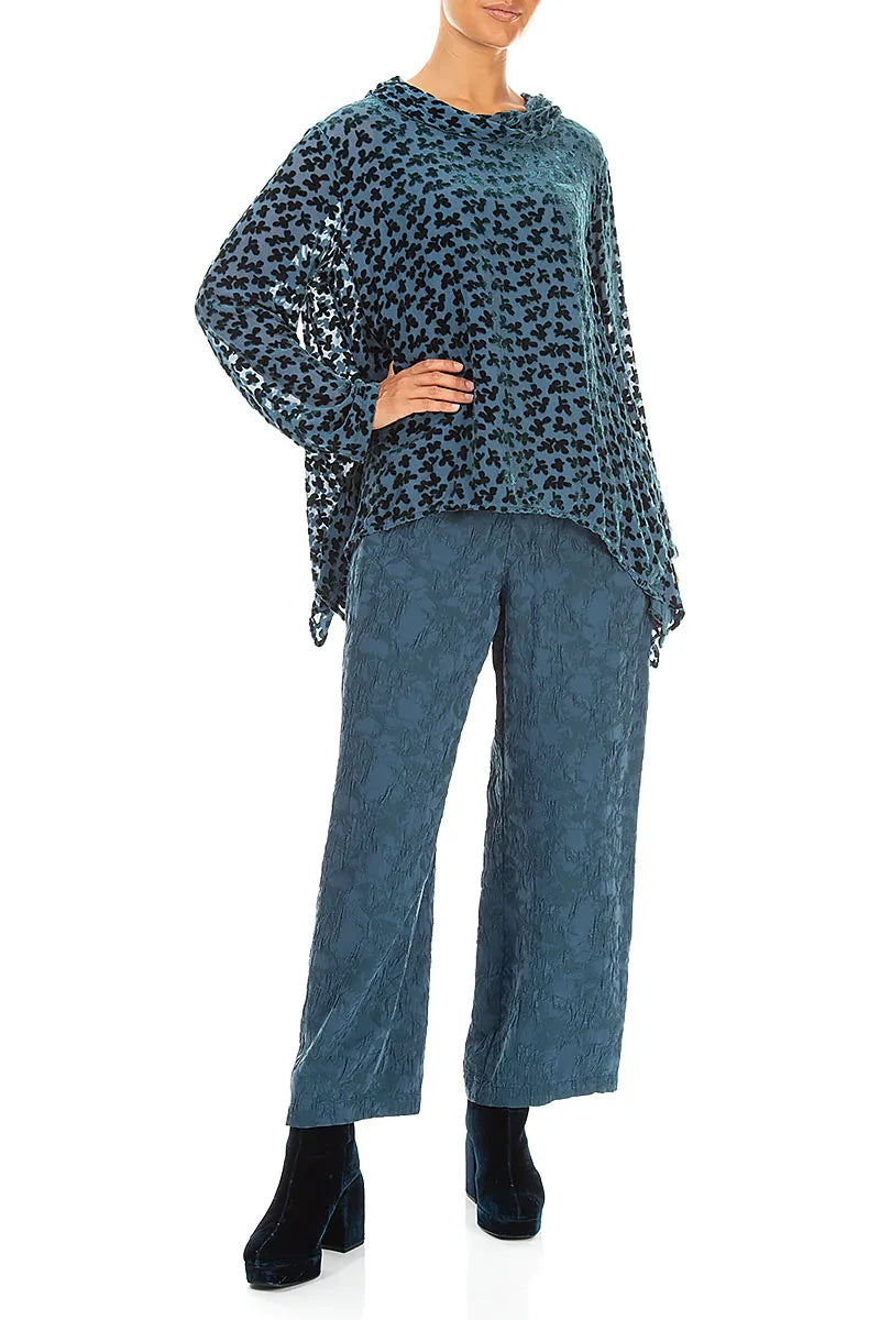 Blouse en Velours de Soie Turquoise profond à col bénitier souple et pétales dévorés