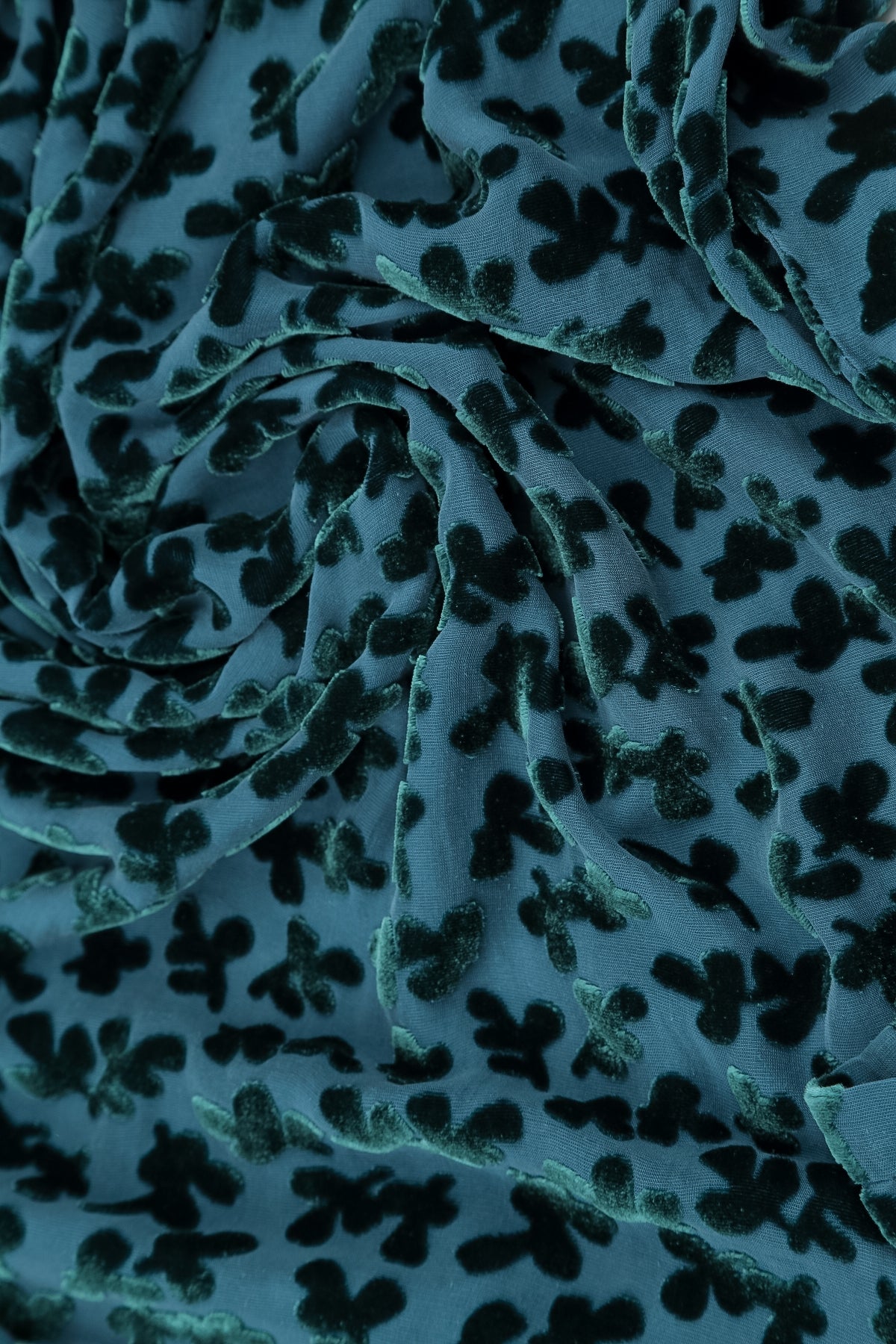 Blouse en Velours de Soie Turquoise profond à col bénitier souple et pétales dévorés