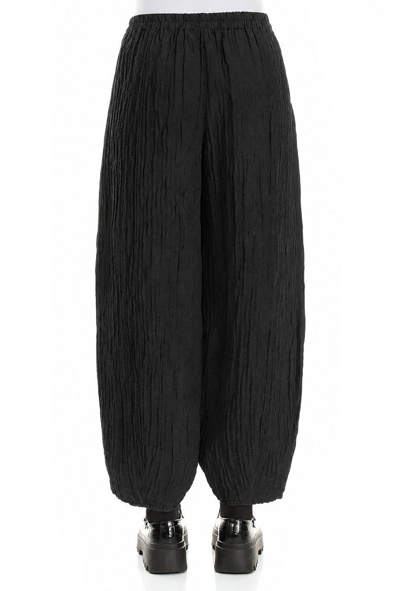 Schwarze, zulaufende Crinkle-Hosen