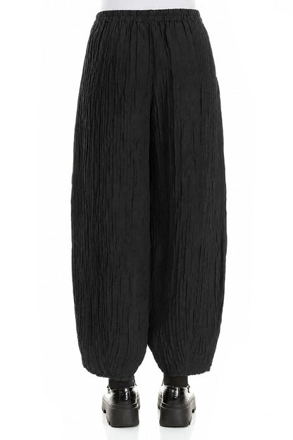 Schwarze, zulaufende Crinkle-Hosen