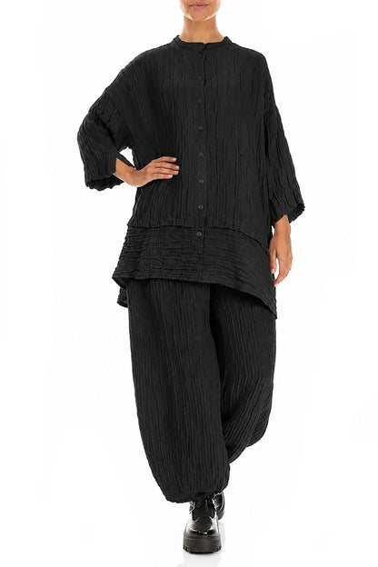 Schwarze, zulaufende Crinkle-Hosen