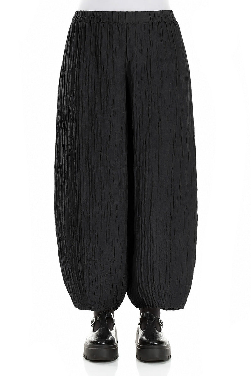 Schwarze, zulaufende Crinkle-Hosen