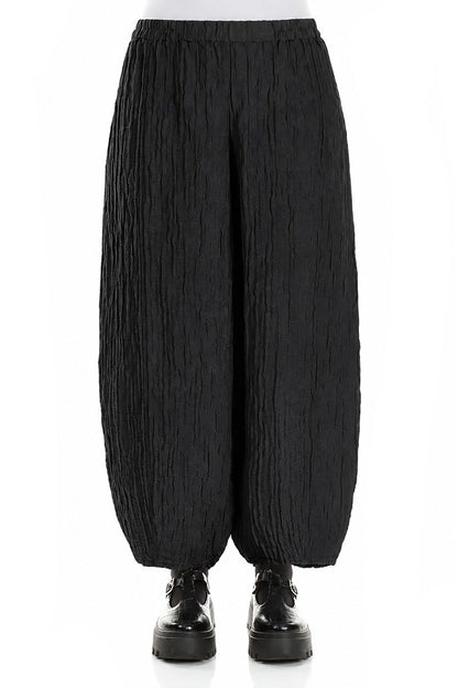 Schwarze, zulaufende Crinkle-Hosen
