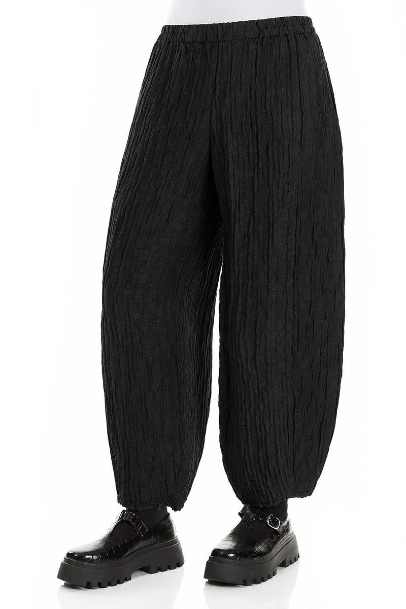 Schwarze, zulaufende Crinkle-Hosen