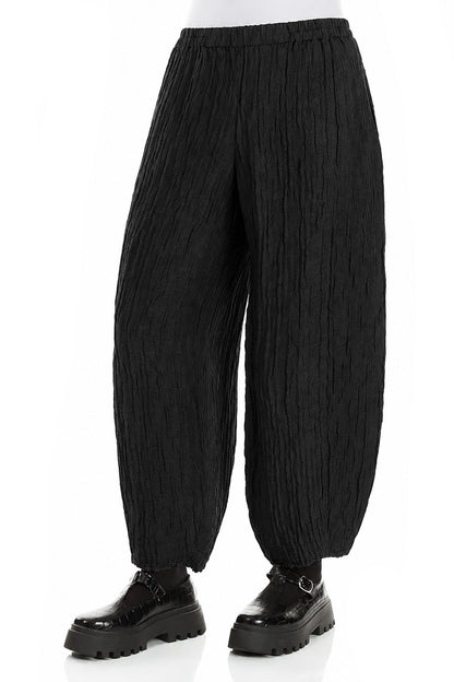 Schwarze, zulaufende Crinkle-Hosen